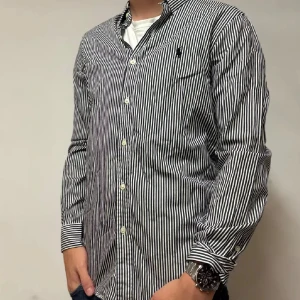Polo Ralph Lauren Skjorta | M, Slim fit  - Säljer en sjukt fet Ralph Lauren skjorta| Nypriset ligger på ~ 1800kr, mitt pris, 449kr | Storlek M, slim fit | Jag på bilden är 181,71kg | Inga synliga defekter, därav mycket bra skick | Skriv vid intresse ! 💫😉