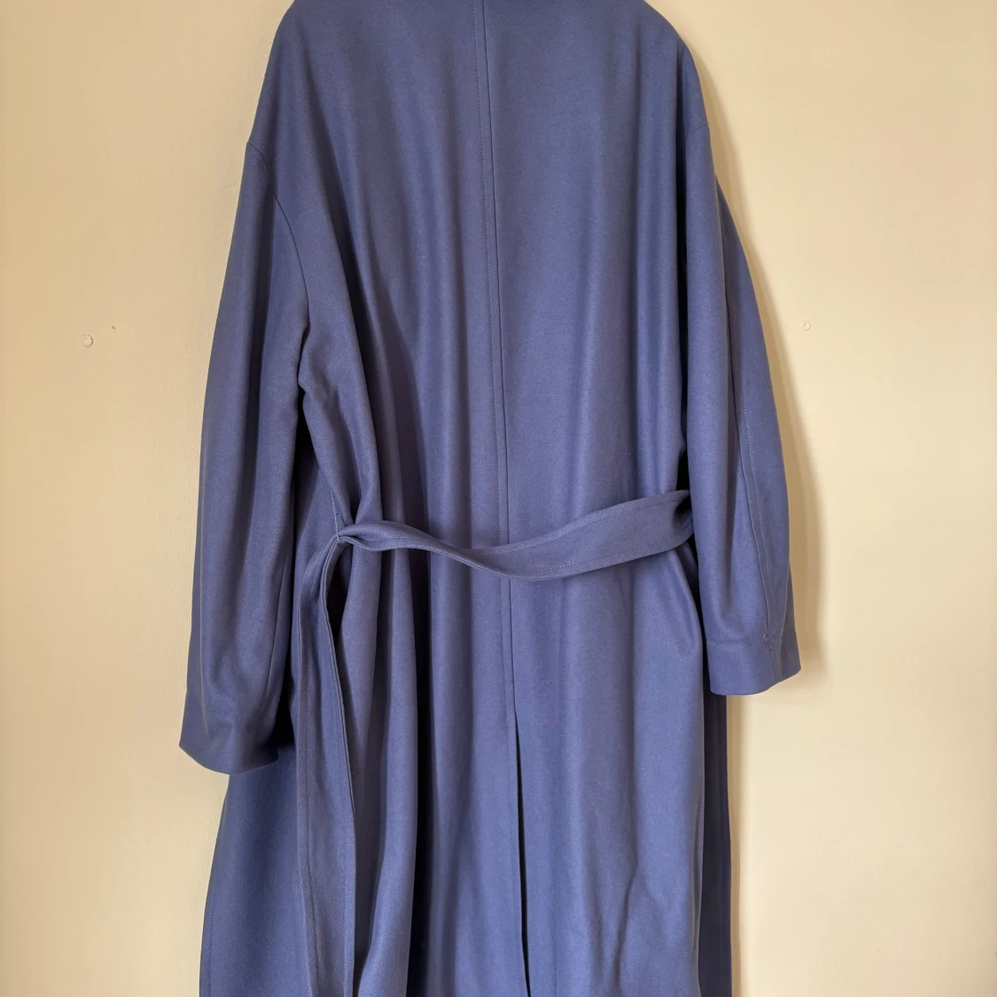 Blå kappa från ARKET med bälte - 3