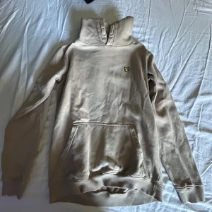 300 för alla - Svart oxdog strl S pris 75kr.     Blå lee strl 12/13 pris 50kr.    Grön lee strl 12/13 pris 100kr.      Beige lyle & scott strl 12/13 pris 100kr