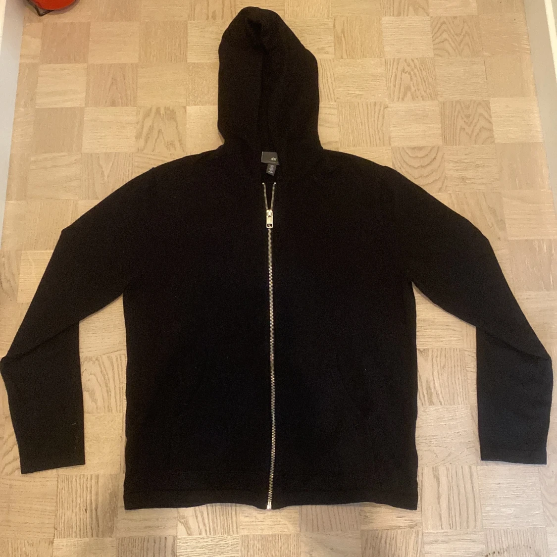 Svart zip-hoodie