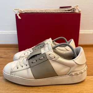 Valentino open sneakers - Säljer nu dessa fina valentino open skor | Bra skick | Storlek 38 | Kommer med box,dustbag och valentino kort | Hör gärna av er vid frågor eller funderingar 