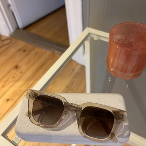 Solglasögon  - Trendiga solglasögon från Chimi. Färgen Ecru