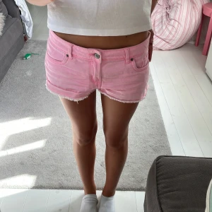 Rosa jeansshorts från Denim Co - Snygga ljusrosa jeansshorts från Denim Co med låg midja och råa, fransiga kanter är perfekta till sommaren. Säljer för att dom är alldeles för stora för mig, dom är ca 36cm tvärs över💕Pris kan diskuteras 