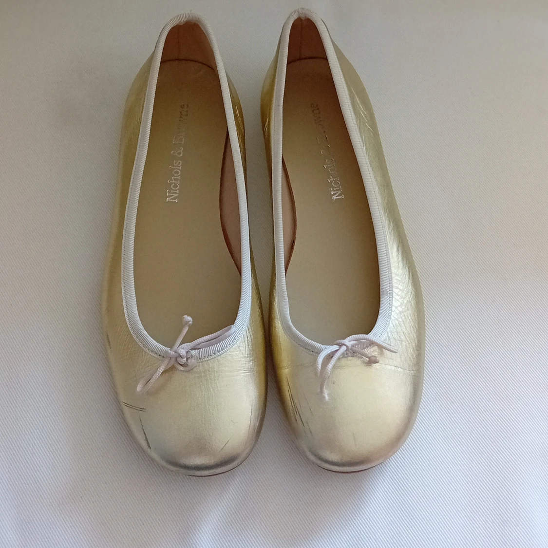 Guldiga ballerinaskor Nichols & Browne