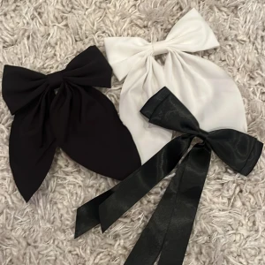 Rosetter - Jag säljer tre fina rosetter till håret. Perfekt till en fin uppsättning! Helt oanvända.