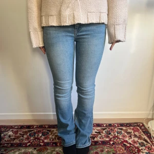 Blåa bootcut Zara jeans - Säljer dessa snygga bootcut jeans från Zara. Jeansen är använda en gång, jag säljer pga att dem tyvärr är för små för mig. Priset kan vara diskuteras vid snabb affär!💗💗