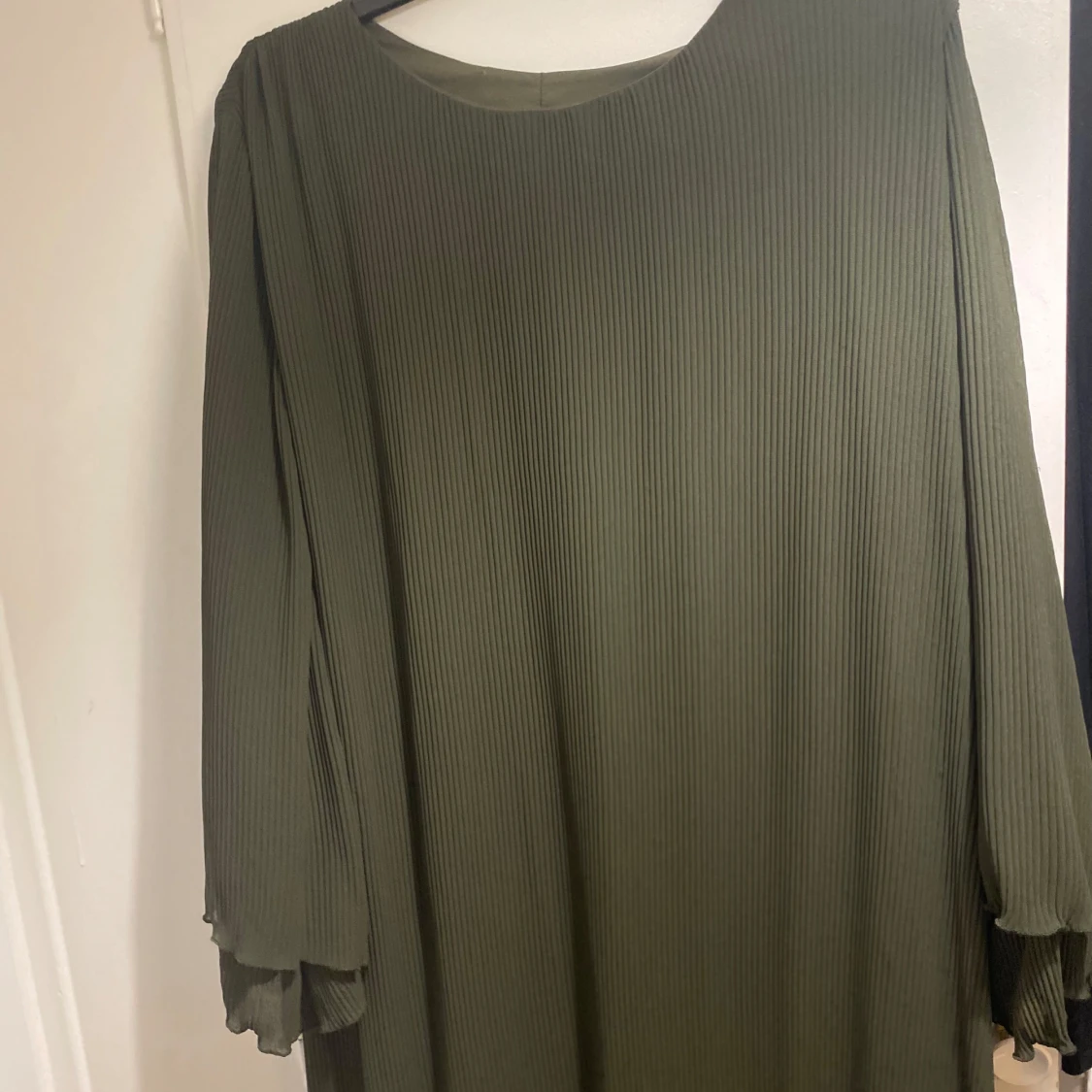 Plisserad långklänning i olivgrönt - 4