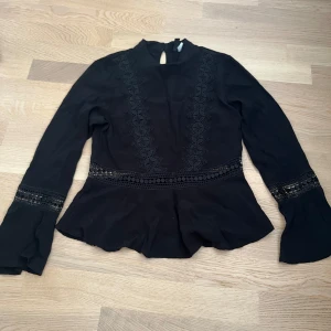 En fin top från H&M - Säljer en fin top från hm som inte kommer till användning 