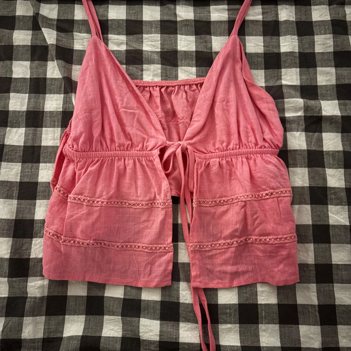 Rosa linnetopp med spetsdetaljer