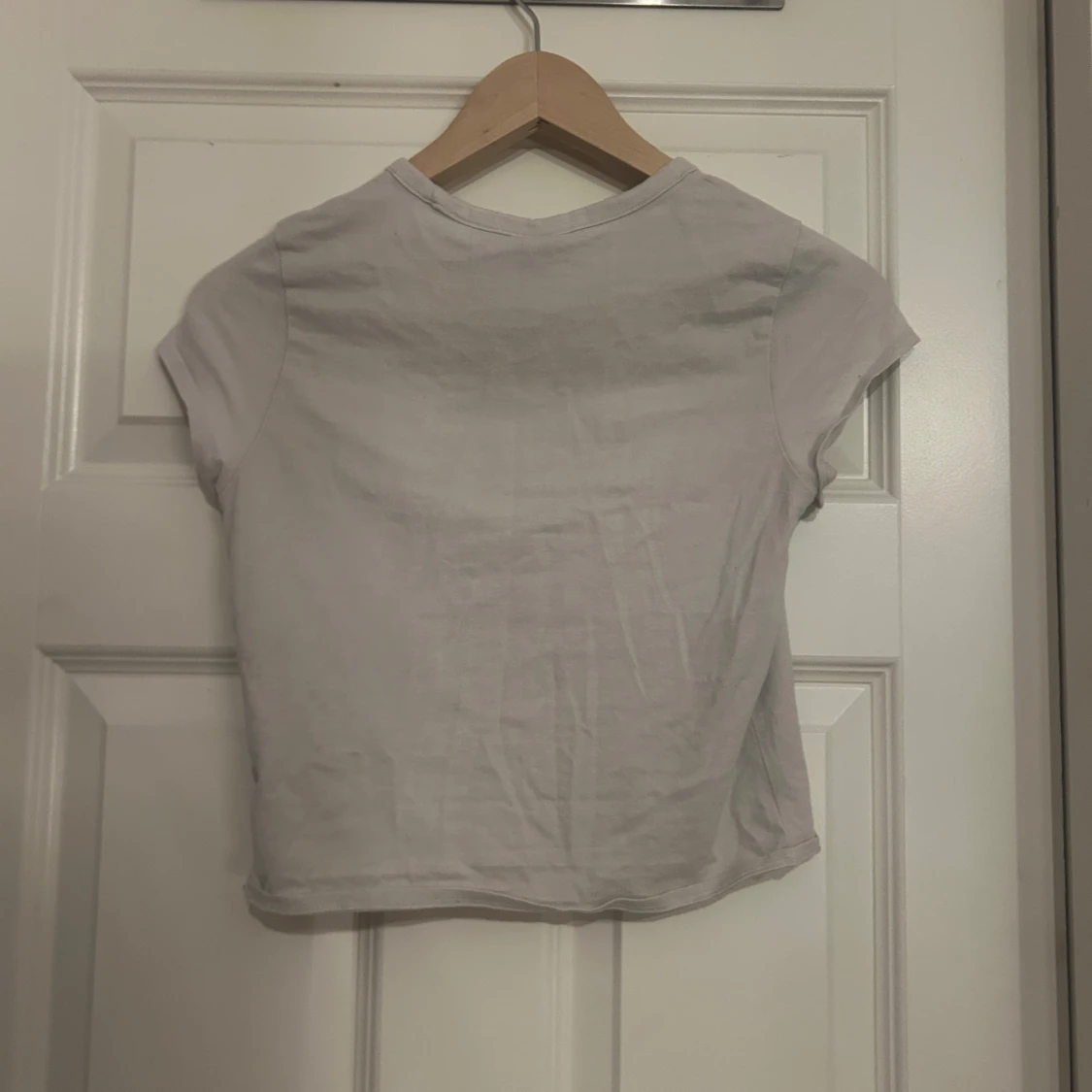 Ljusvit croppad t-shirt - 1