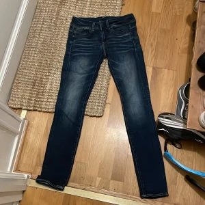 Mörkblå jeans från G-Star RAW - Snygga mörkblå jeans från G-Star RAW med coola slitningar. Jeansen är gjorda i stretchigt denim som sitter bekvämt hela dagen. Tveka inte att ställa frågor😎