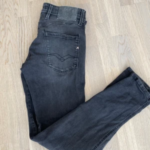 Svarta Replay Anbass jeans -  svarta Replay Anbass jeans. Slim fit, ny pris ca 1399kr
