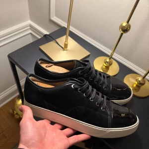 Lanvin captoe sneaker - Riktig schyssta lanvins, köpta nya på nk förra året och använts max 3 gånger. Har kvitto låda etc kvar, möts på Östermalm eller fraktar. Kan tänka mig byta mot något seriöst. Ifall att man skulle tvätta sulan under är det nya.