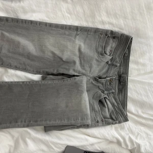 LTB jeans - Säljer dessa lågmidjade jeans från LTB då de inte har använts på ett tag. Bra skick och perfekt för långa tjejer! Storlek 28/36