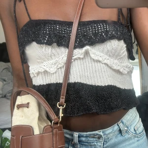Svart och vit stickad croppad tubtopp - Svart vit Zara top som ni ser har det håll på sista bilden