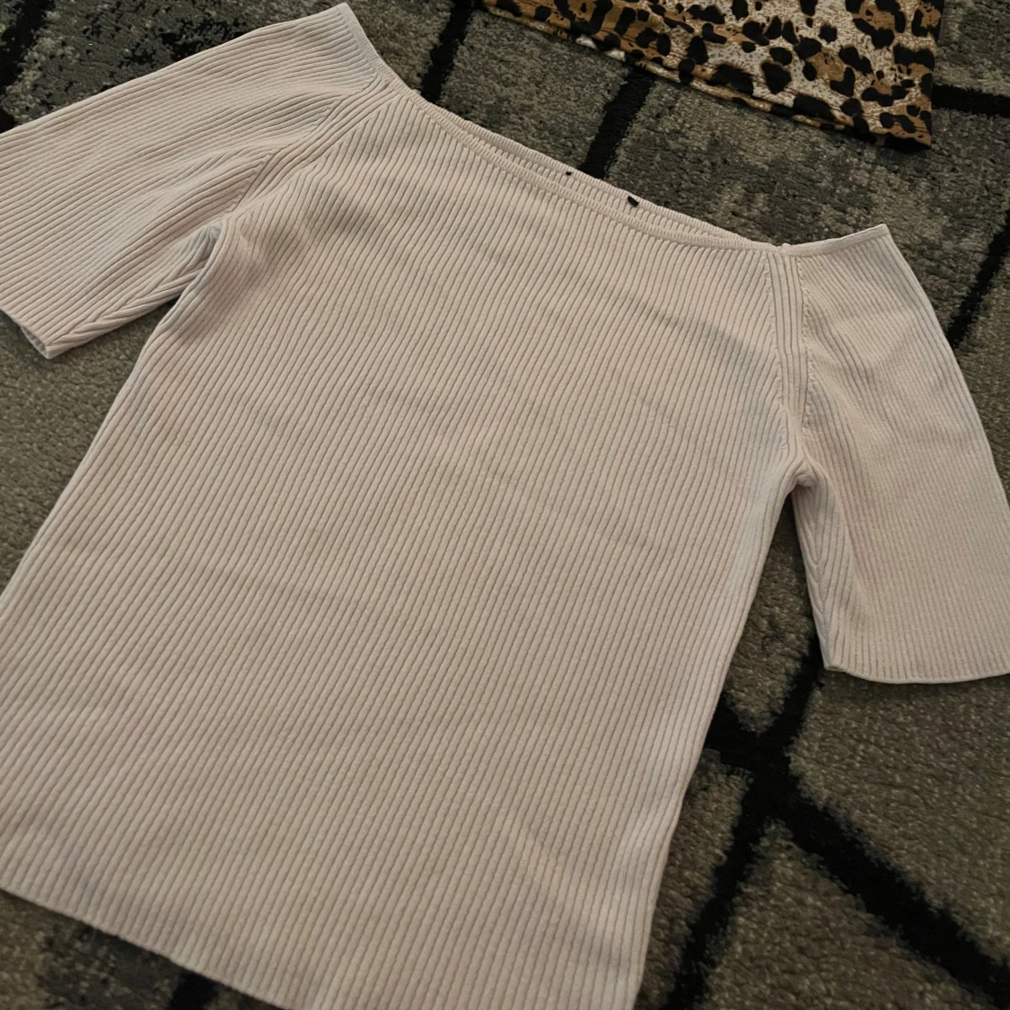 Leopardmönstrad one shoulder topp och en rosa topp. Storlek XS.  - 2