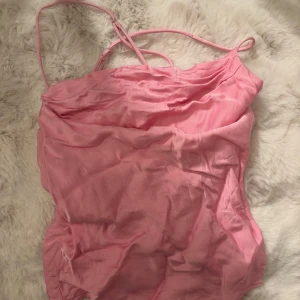 Topp  - Inga defekter. Kryssad i ryggen. Men tyvärr för liten 