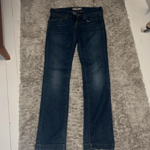 Snygga blåa jeans från Fornarina - Jättesnygga jeans från Fornarina! Jeansen är mörkblå med lowwaist, finadetaljer på bakfickorna och har jättefinpassform.