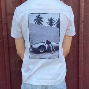 ✨Limitato T-shirt med tryck i Vitt - stilren sommarsuccé☀️ - Rosa/vit T-shirt från Limitato i strl M. Tunn och lyxig känsla - funkar lika bra till jeans som shorts. ✅ Jättebra skick! ✨ Stilsäker design - idealisk sommarlook! 💸 349 - fyndläge! 🚚  Passa på 🌟