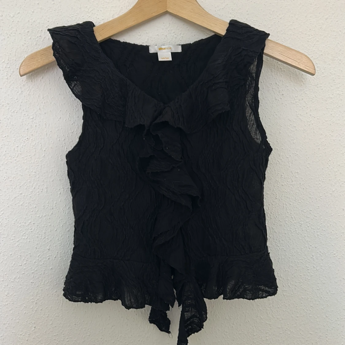 Svart volangblus från Gina Tricot  - 1