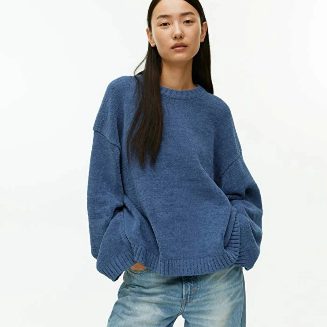 Blå oversized stickad tröja från Arket 