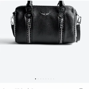 Zadig väska - Intressekoll på min älskade Zadig väska, nypris 5000. Man får med alla kvitton/äktahets bevis. Den är lite rostig på några få ställen som visas på sista bilden