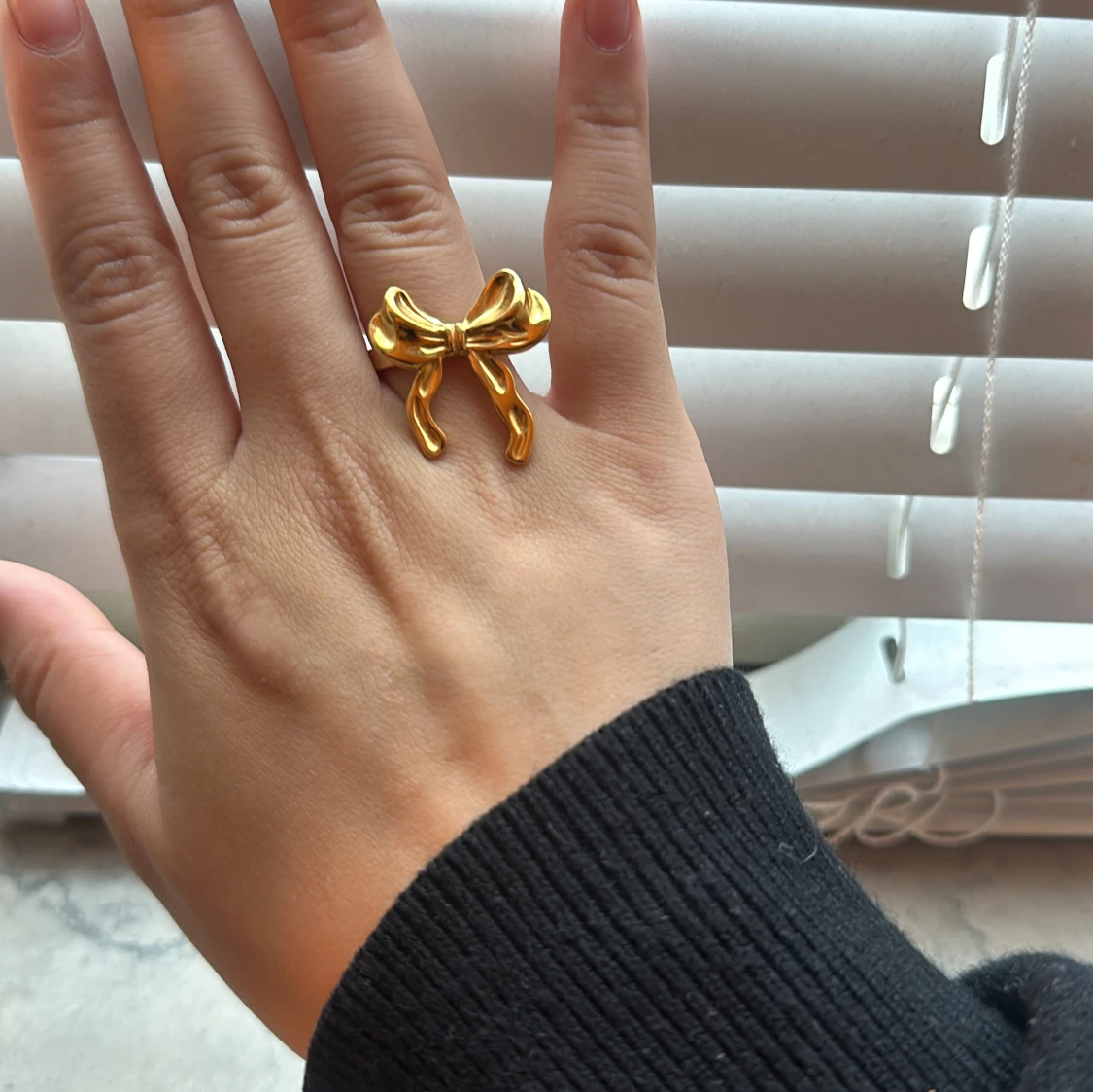 Guldig rosett-ring i metall