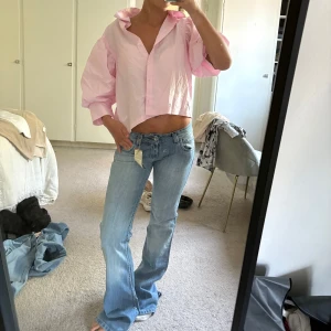 Lågmidjade utsvängda jeans - Superfina jeans helt oanvända! W27 L34