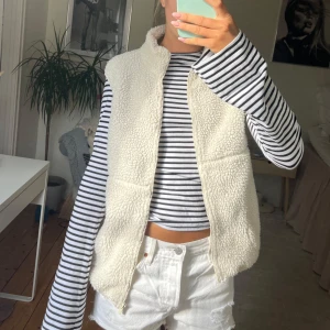 Teddyväst - Teddyväst från vila. Stl XS men passar S lika bra! 