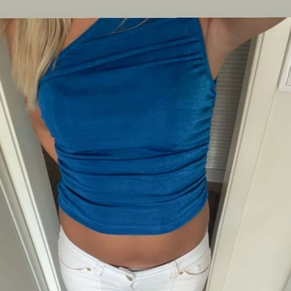 Blå oneshoulder croppad topp - 1