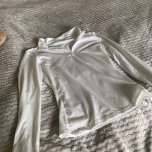 Vit långärmad half zip tröja - Säljer en stilren vit långärmad tröja med half zip-dragkedja i halsen. Aldrig använt 🩷 skriv om ni vill ha fler bilder! 