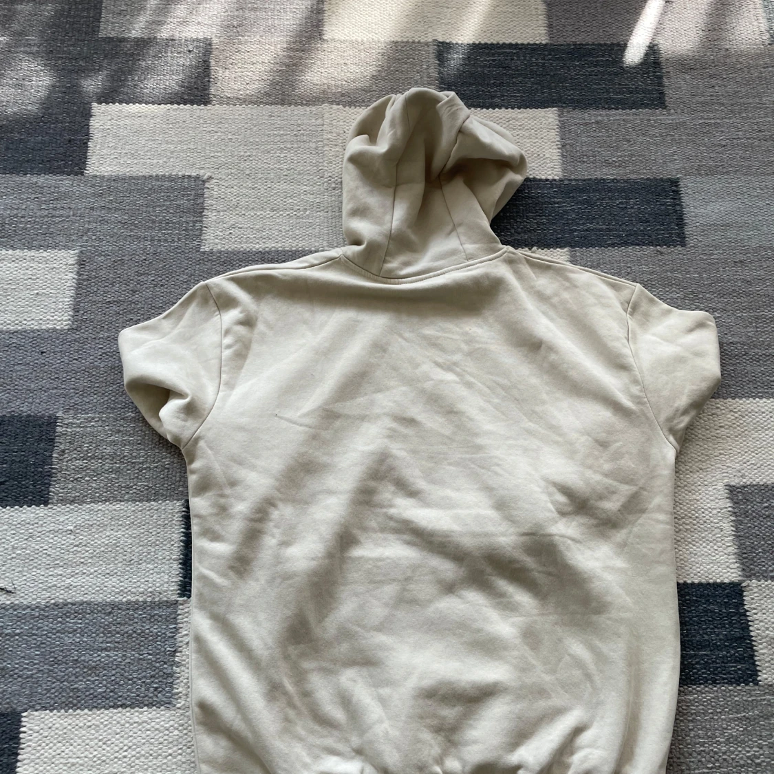 Beige hoodie från OTP med huva - 1