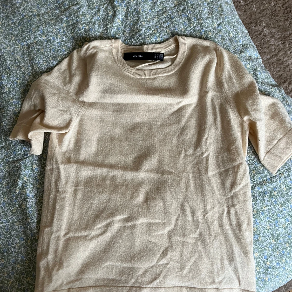 Beige t-shirt från Vero Moda XS