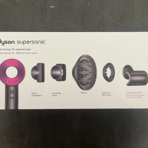 Dyson Supersonic hårfön med tillbehör - Dyson Supersonic hårfön i metallicgrå och rosa med fem stylingtillbehör: stylingkoncentrator, smoothing nozzle, diffuser, gentle air attachment och flyaway attachment. Modern design med rund öppning och magnetiska munstycken. Perfekt för att skapa olika hårlooks snabbt och enkelt. Har E-kvitto!!! Skicka gärna funderingar och prisförslag😊🌸