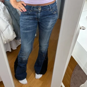 Blå bootcut jeans från Replay - Säljer ett par blå bootcut jeans från replay med svarta slitsar på utsidan av benen. Jeansen e storlek W25. Min spegel är smutsig så de e inte jeansen om de skulle se ut som de.💓 