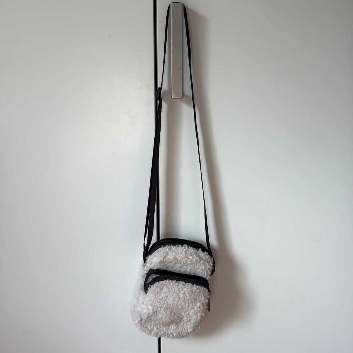 Vit fluffig axelväska med dragkedja