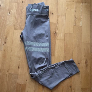 Stronger tights -  Säljer ett par beiga Stronger träningstights! Några av prickarna på strecken har skavts bort. Kontakta mig om ni undrar något!🫶🏻