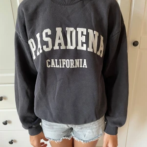 Svart sweatshirt Pasadena Gina Tricot - Svart och mjuk tjocktröja! Har används väldigt få gånger, har ett litet hål i armhålan men det ser man knappt! Storlek-S