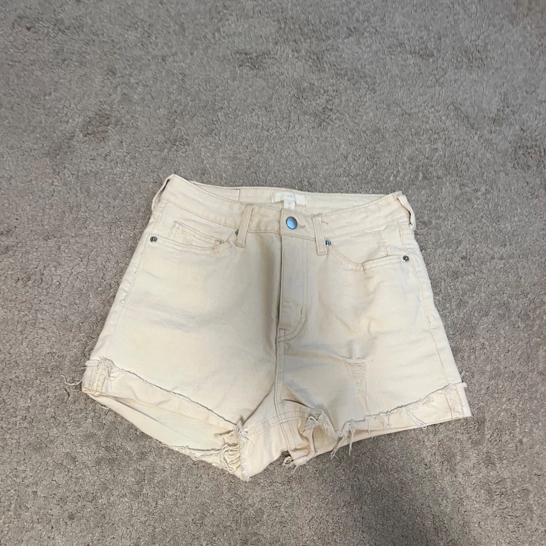 Beige jeansshorts från H&M, strl 36