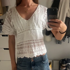 Blus topp Zara - Säljer denna jätte fina blus/topp från Zara!! Jätte fin och unik🤍🤍