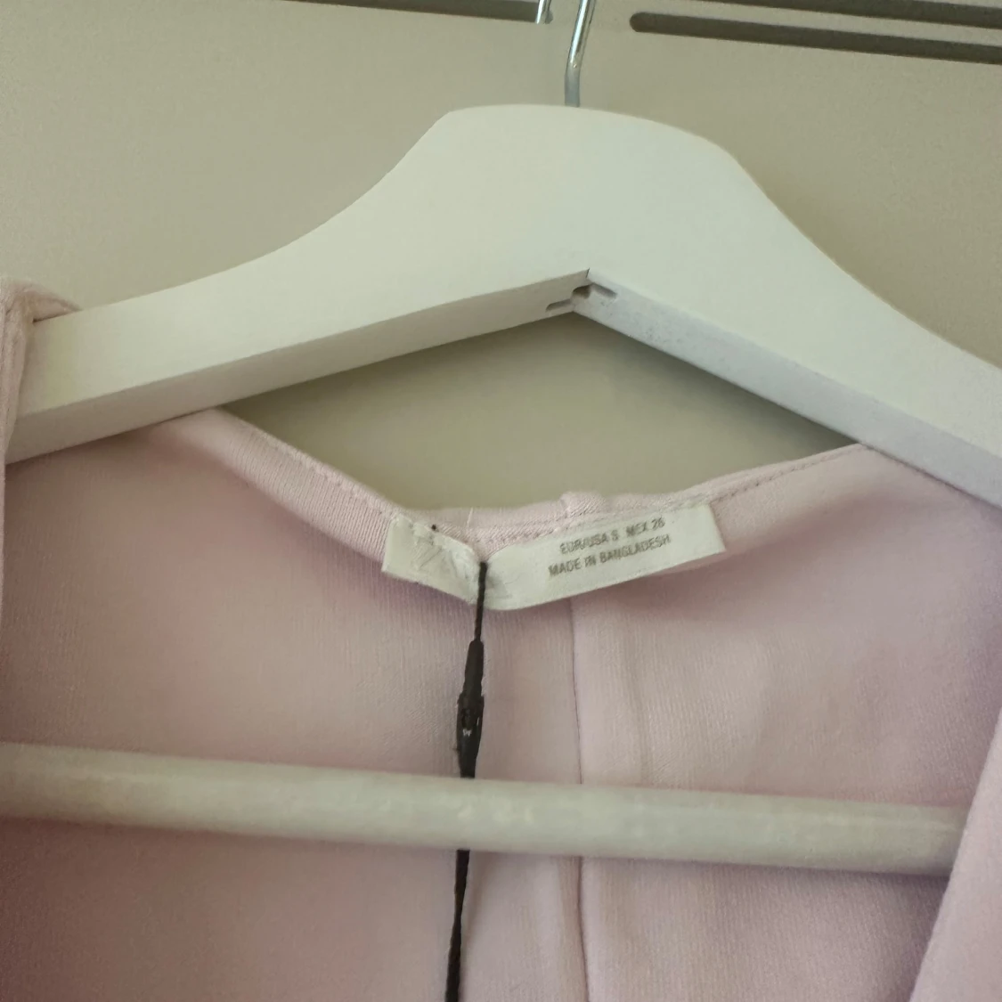 Ljusrosa figursydd väst med knappar - 2