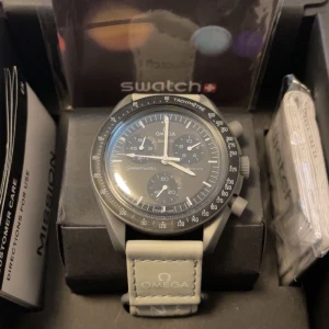Omega x Swatch Speedmaster Mercury - Säljer en Omega x Swatch Speedmaster Mission to Mercury. En riktigt snygg och modern klocka för dig som gillar stilren design. Box+tillbehör ingår