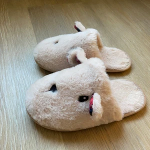 Beige fluffiga tofflor med öron - Supermysiga beige tofflor med fluffigt material och söta öron med röd-rutigt tyg på insidan, dom är väldigt mjuka och sköna