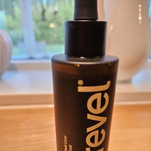NY! Tanrevel Face Mist Dark Cool 80ml - Tanrevel Face Mist i färgen Dark Cool, 80 ml. Köpte fel nyans, men hann ta en gång (typ ngn milliliter, se bild).