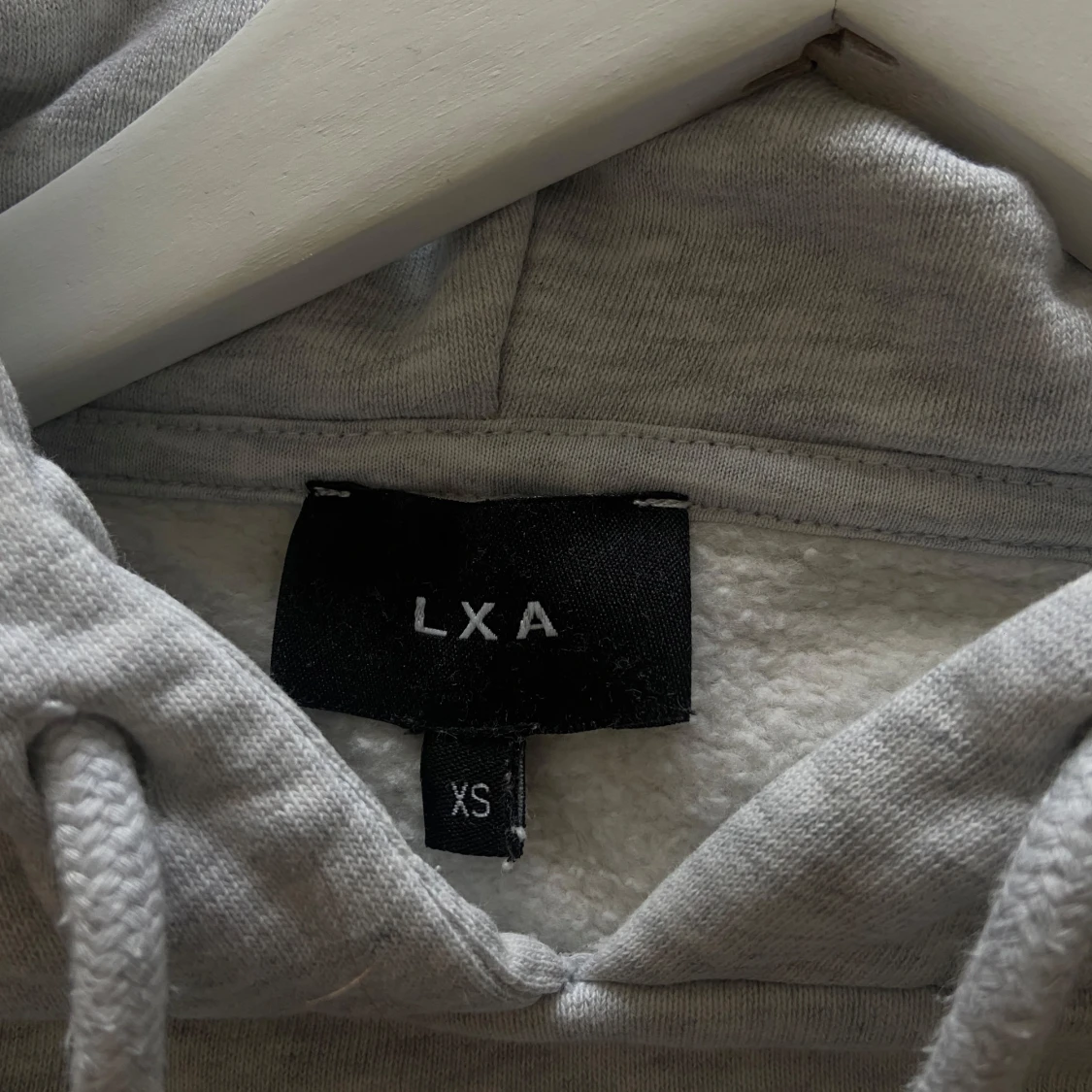 Grå hoodie från LXA med tryck - 2