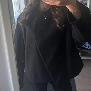 Jacka H&M - Svart jacka/kappa H&M, som ny!