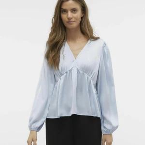 Ljusblå blus med v-ringning från AWARE - Supersöt ljusblå blus från vero Moda  med v-ringning och volangdetalj under bysten. Blusen har långa puffiga ärmar, aldrig använd💗original pris 420