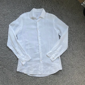 Vit linneskjorta från Massimo Dutti - Snygg vit skjorta i 100% linne från Massimo Dutti. Skjortan är nästan alldrig använd så i sick 9/10 ✅ Priset är ej hugget i sten 🪨 Skriv gärna vid funderingar 👍