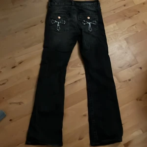 Fina jeans  - Säljer ett par jättefina och snygga jeans från Gina Tricot! De har mönster på fickorna! De är upplagda så att de ska passa mig eftersom att de var lite för långa, de passar mig som är ungefär 160/165! Hör av er om det är något!🫶🏻