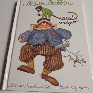 Astrid Lindgren pärla – Assar BubblA 80-tal - Charmig och ovanlig Astrid Lindgren-berättelse från 1987 om stor­tjuven som nästan stoppade Pippi Långstrump. Färgstarka illustrationer av Marika Delin. Perfekt för Lindgren-fans och samlare!  #AstridLindgren #AssarBubbla #PippiLångstrump #Barnboksnostalgi #Barnboksklassiker #VintageBöcker #80tal 